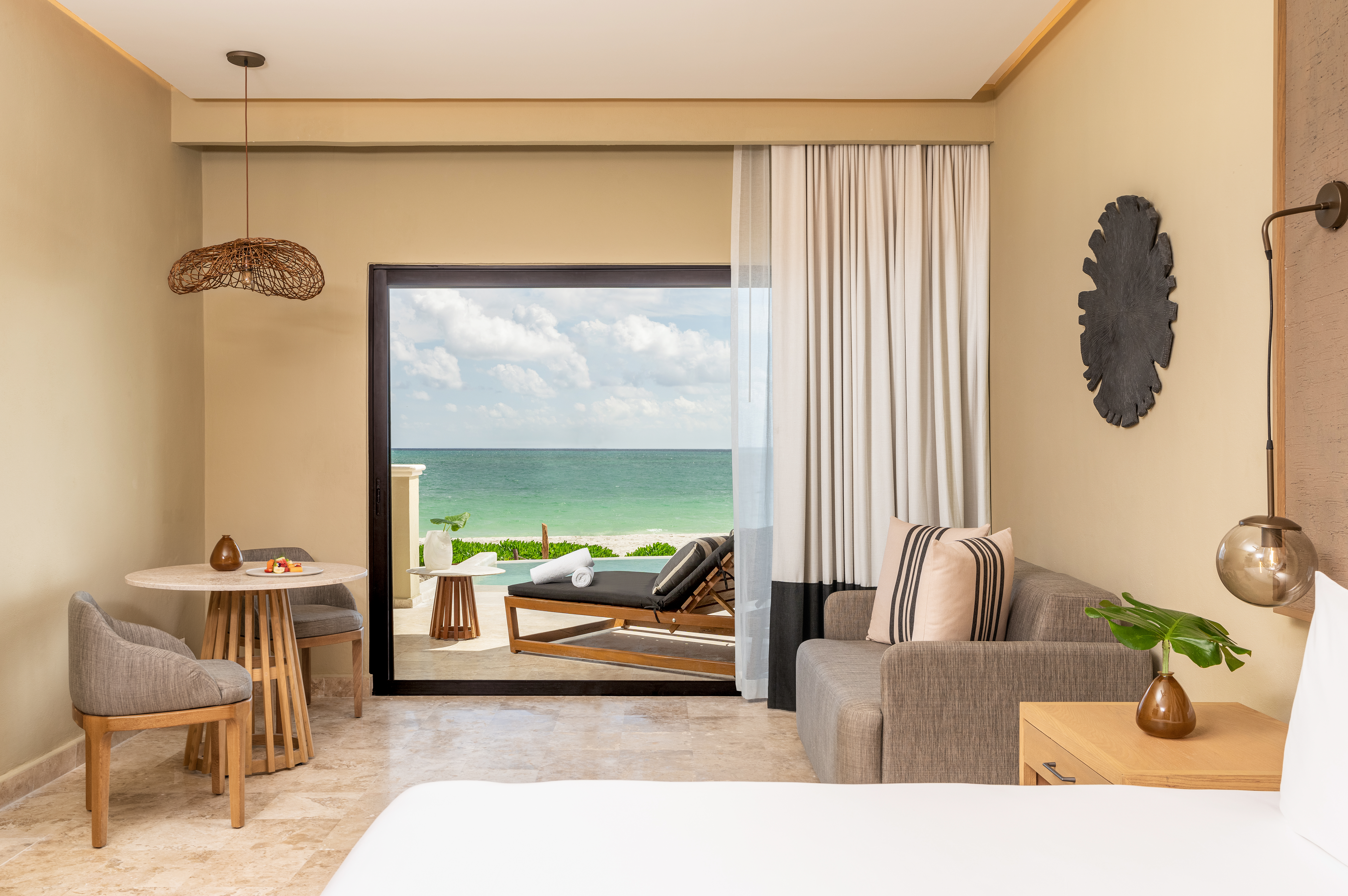 Junior Suite frente al mar con acceso a la piscina.